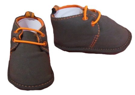 Botín con cordones. Marca Challantin. Talla 0-3-6-9-12-18 meses.
